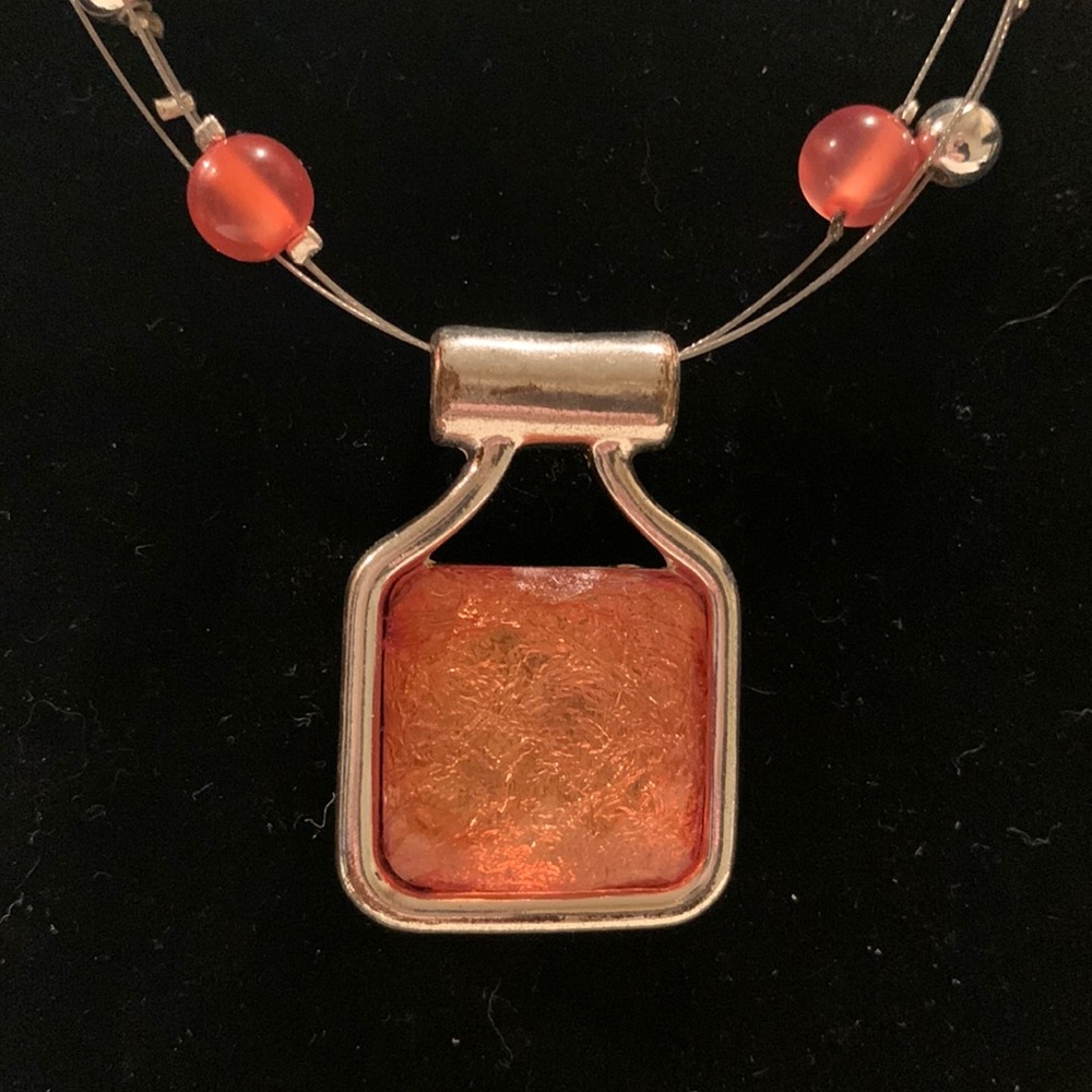 Glass stone wire necklace